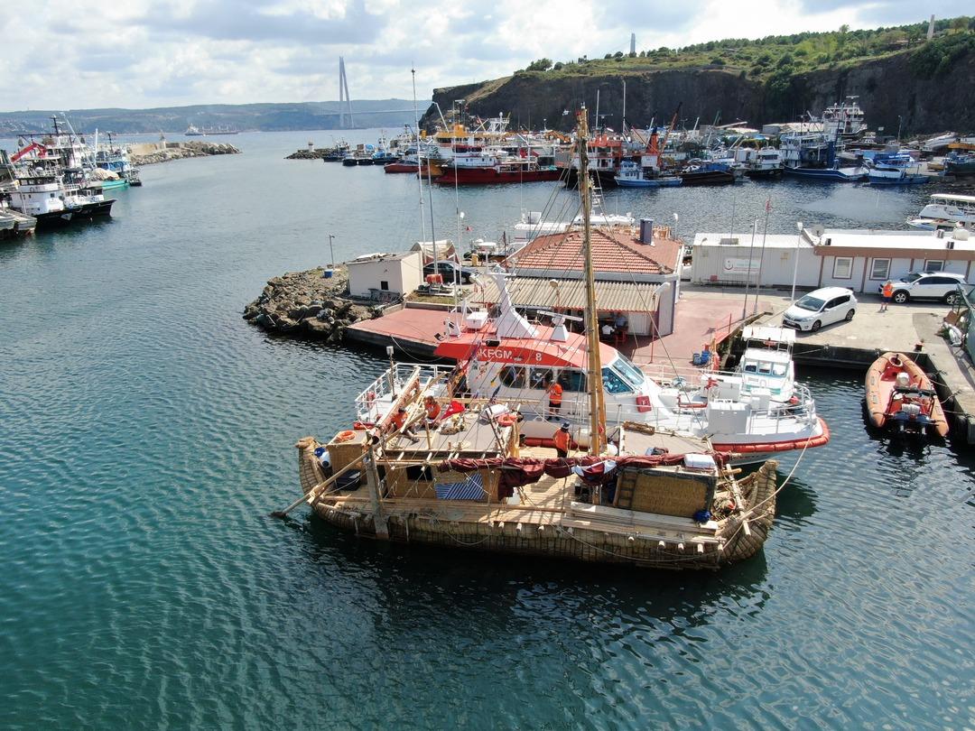 Kamıştan tekne İstanbul Boğazı'ndan ge&ccedil;ti