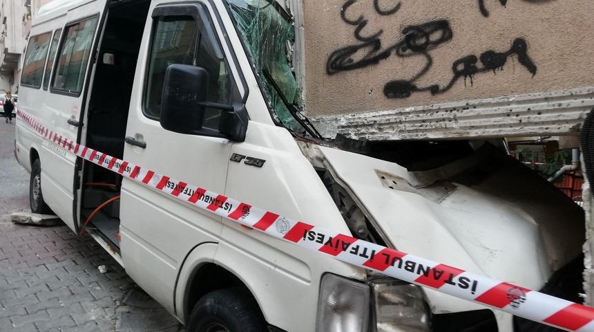 Kağıthane'de minibüs evin duvarına çarptı