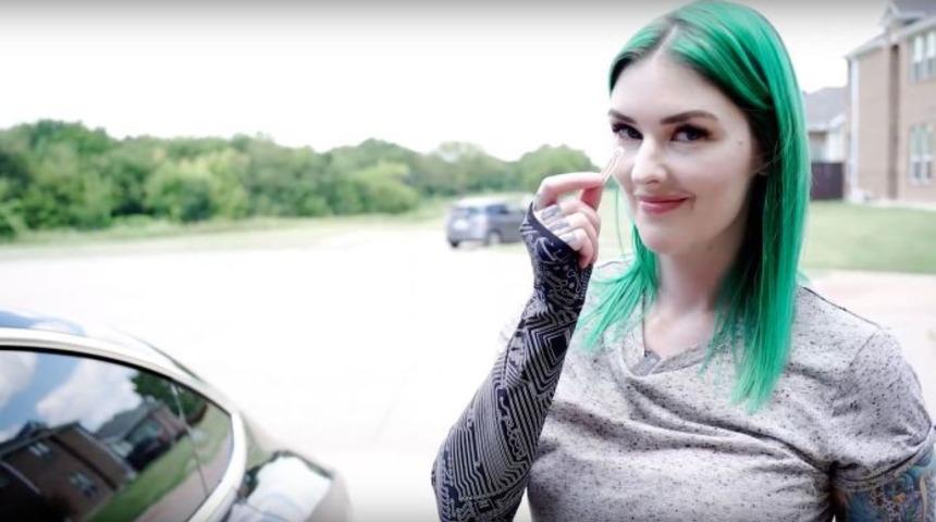 Tesla RFID çipini eline yükledi