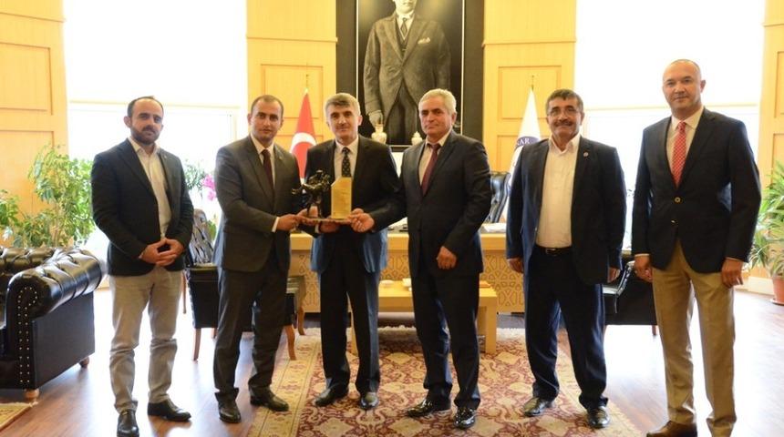 Dumlupınar potokol&uuml;nden Rekt&ouml;r&uuml; Prof. Dr. Kazım Uysal&rsquo;a ziyaret