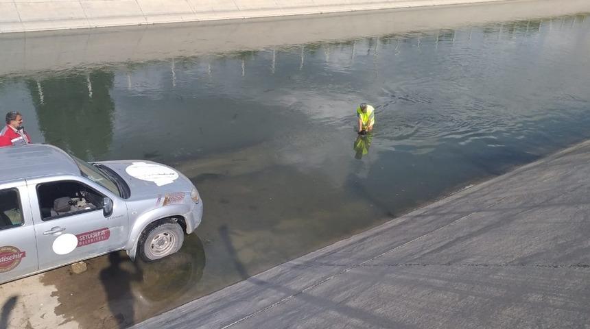Sulama kanalına d&uuml;şen k&ouml;pek kurtarıldı