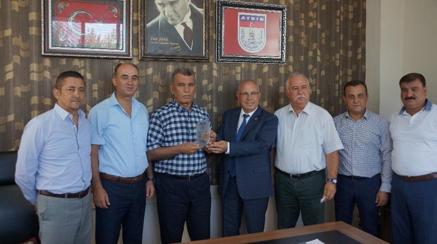 Ayın şof&ouml;r&uuml;ne &ouml;d&uuml;l&uuml;n&uuml; Belediye-İş Sendikası Başkanı Yaman verdi