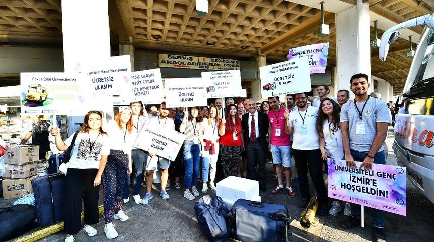 Otobüsten inen öğrenciler şaşkınlıklarını gizleyemedi