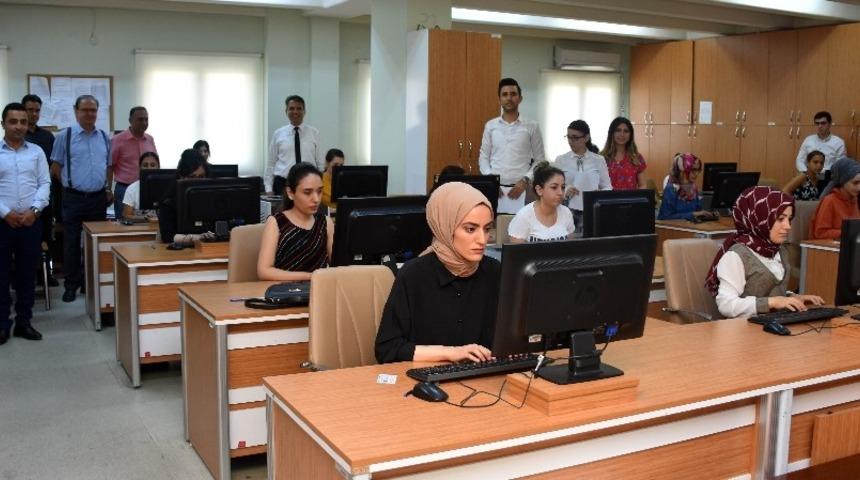 Adana Adliyesinde "10 parmak" sınav heyecanı