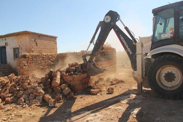 Araban Belediyesi metruk evleri temizliyor