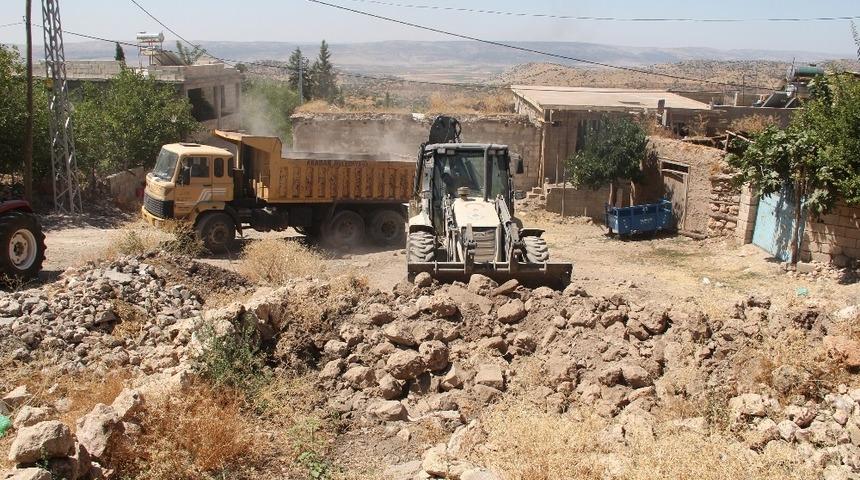 Araban Belediyesi metruk evleri temizliyor