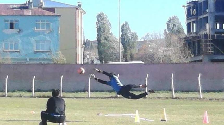 Poyrazdamlarıspor kaleci Enes Can ile s&ouml;zleşme yeniledi