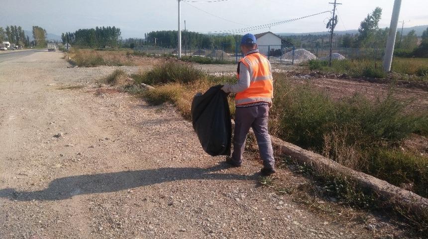 Karayolu kenarlarında temizlik &ccedil;alışması