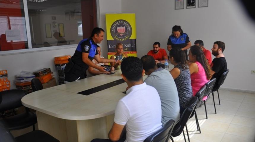 Mersin polisinden vatandaşlara &rsquo;g&uuml;venli yaşam rehberi&rsquo;
