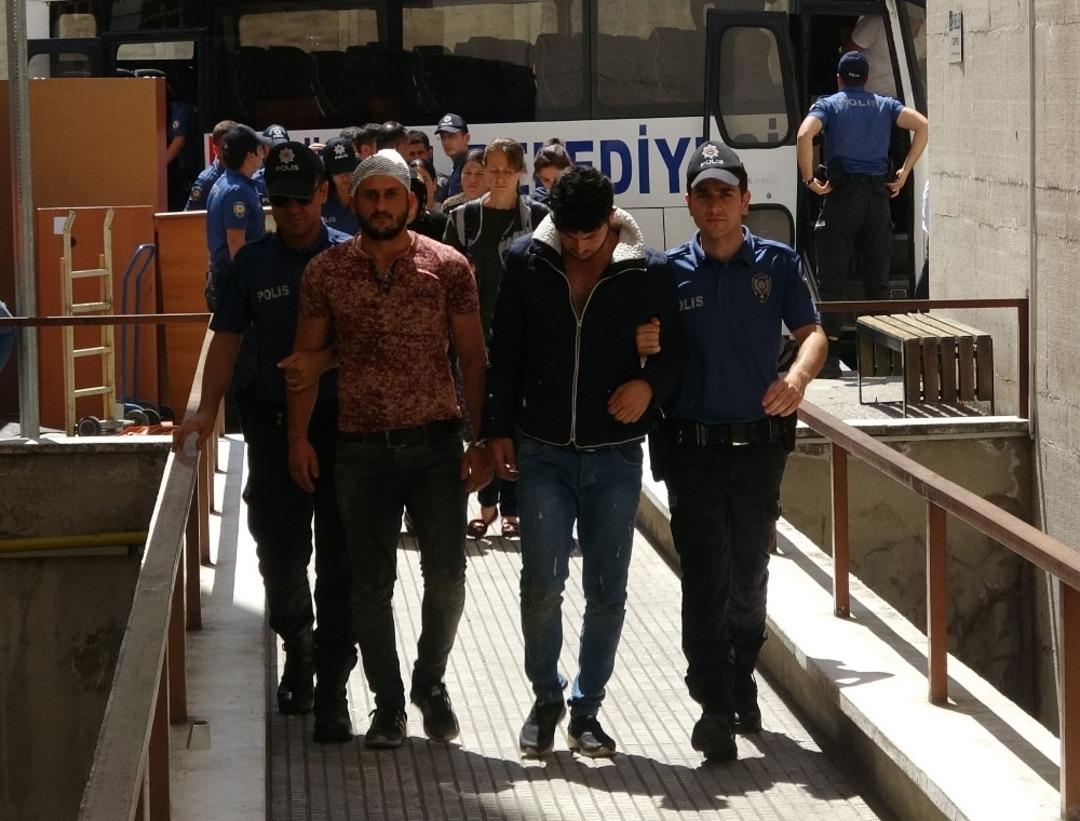 (&Ouml;ZEL) Taşlı sopalı beşik kertmesi kavgasındaki 18 kişi adliyeye sevk edildi