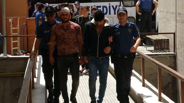 (ÖZEL) Taşlı sopalı beşik kertmesi kavgasındaki 18 kişi adliyeye sevk edildi