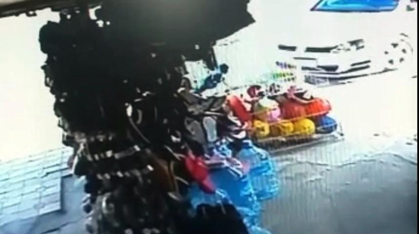 Kontrolden &ccedil;ıkan otomobil markete girdi