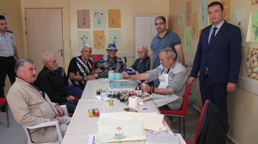 Huzurevi sakinleri ebru sanatını &ouml;ğreniyor
