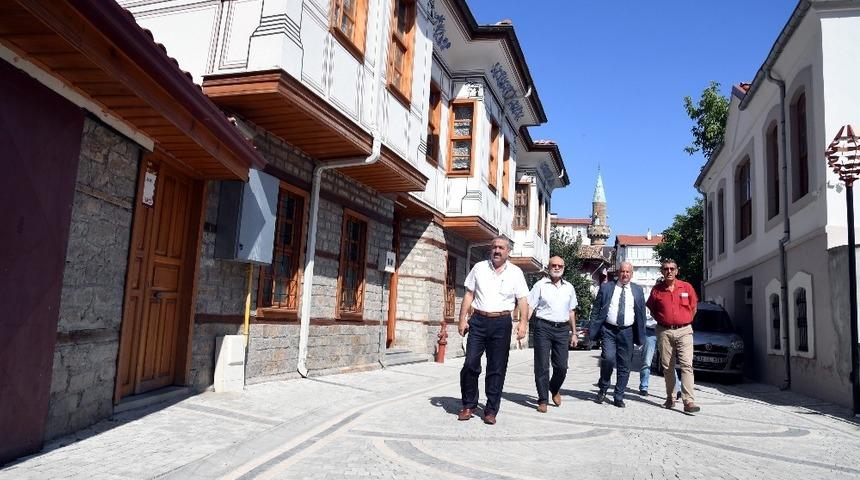 Isparta Belediyesi&rsquo;nden kente &ouml;rnek sokak uygulaması
