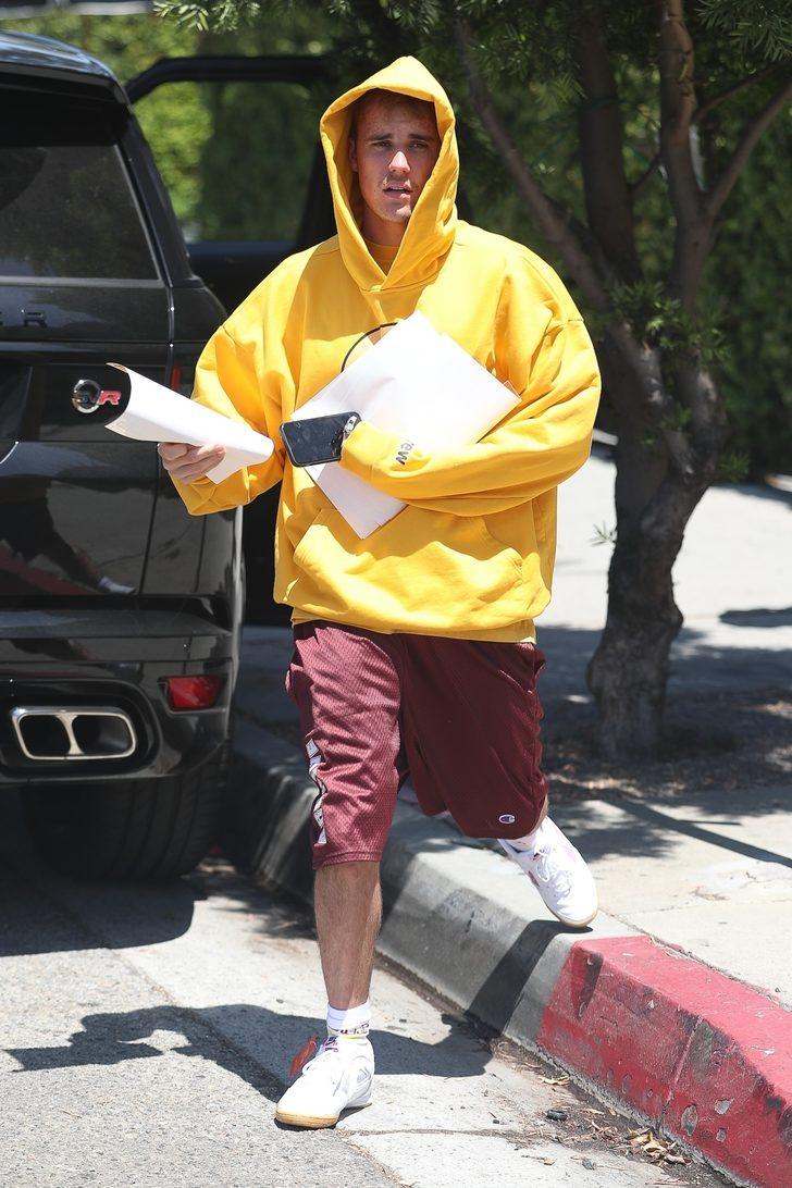 Justin Bieber'ın yüzünü sivilce bastı G4