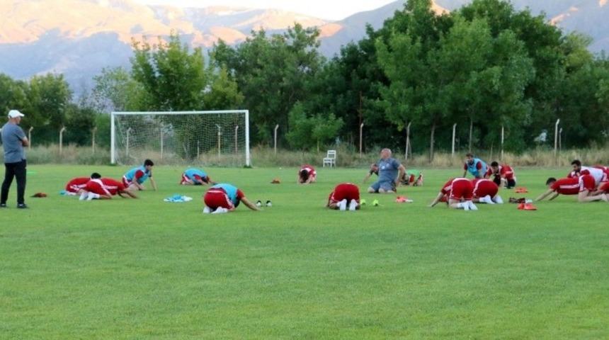 Erzincanspor hazırlık ma&ccedil;ında Ofsporla yenişemedi