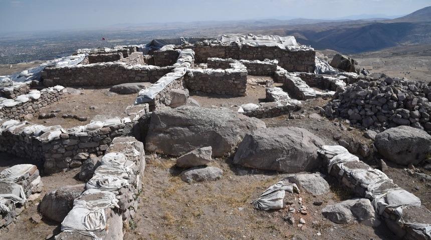 Gevale Kalesi tarihe ışık tutuyor