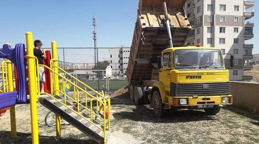 &Ccedil;ocukların g&uuml;venliği i&ccedil;in oyun parklarının altına kum serimi yapıldı