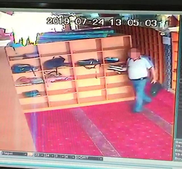 Sultangazi'de camiden ayakkabı hırsızlığı kamerada