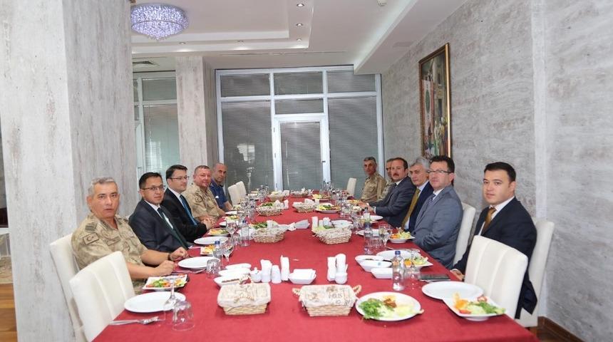 Vali Pehlivan&rsquo;dan Kaymakam Arıcan onuruna veda yemeği