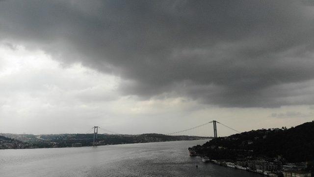 İstanbul’da gökyüzünü kaplayan kara bulutlar havadan görüntülendi