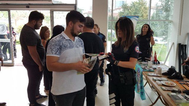 Polislerden üniversitesi öğrencilerine bilgilendirme