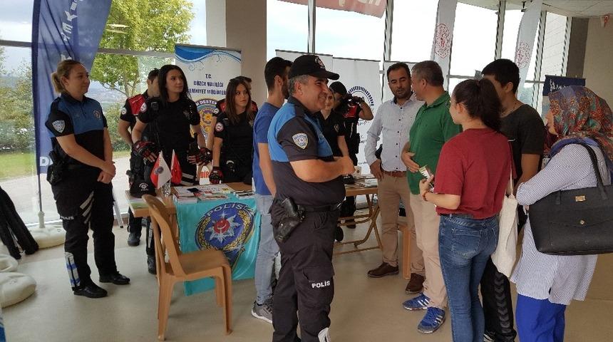 Polislerden &uuml;niversitesi &ouml;ğrencilerine bilgilendirme