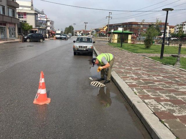 Yağmur suyu mazgalları temizleniyor