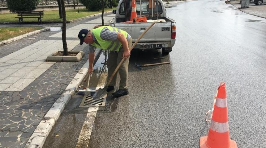Yağmur suyu mazgalları temizleniyor