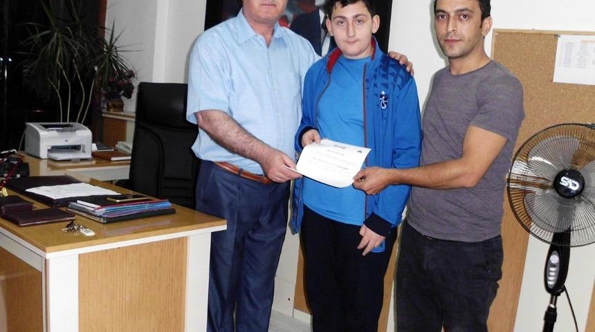 Torul’da genç vatandaştan örnek davranış