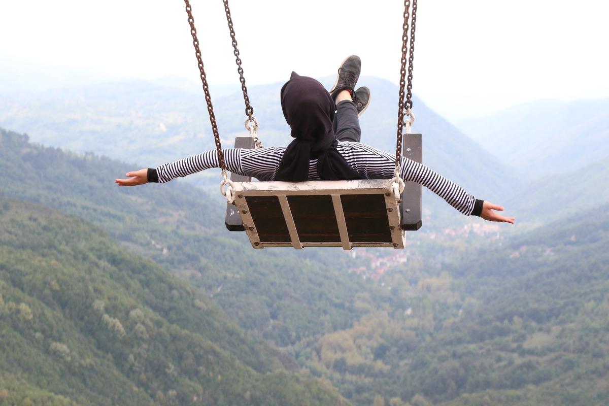5 metre y&uuml;ksekte! Karab&uuml;k'&uuml;n salıncağına yoğun ilgi