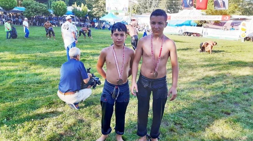 Burhaniyeli g&uuml;reş&ccedil;ilerin başarısı sevindirdi