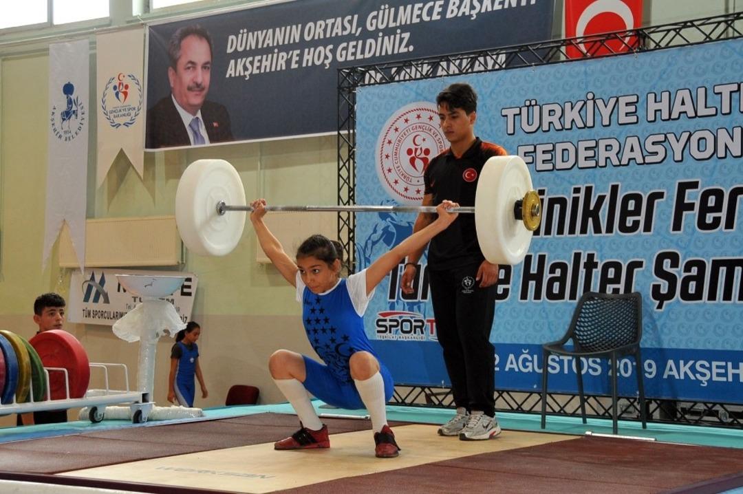 Minikler Ferdi T&uuml;rkiye Halter Şampiyonası Akşehir&rsquo;de başladı