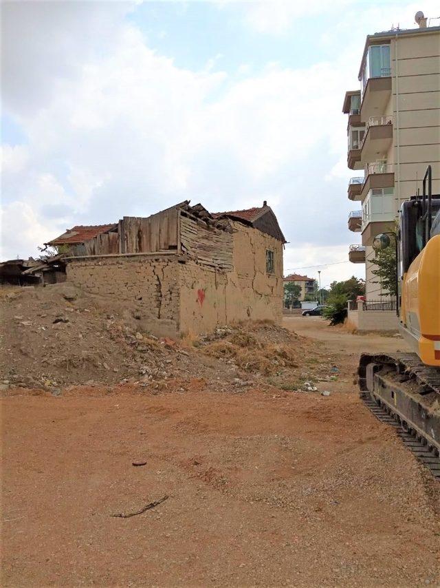 Karaman’da tehlike saçan metruk binalar yıkılıyor