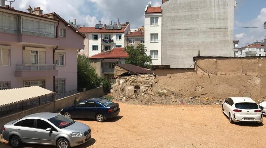 Karaman&rsquo;da tehlike sa&ccedil;an metruk binalar yıkılıyor