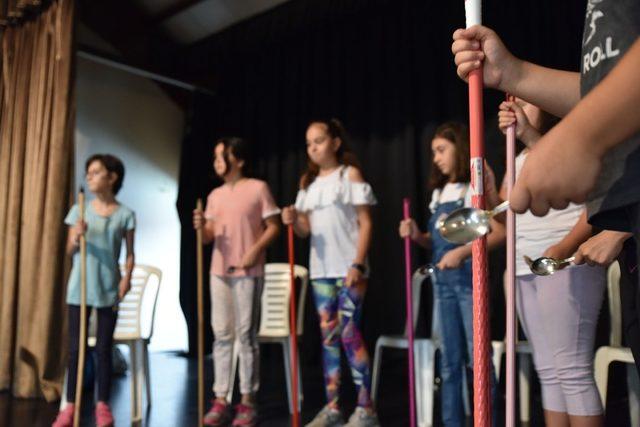 Bardak, damacana, temizlik sopası ile konser verecekler