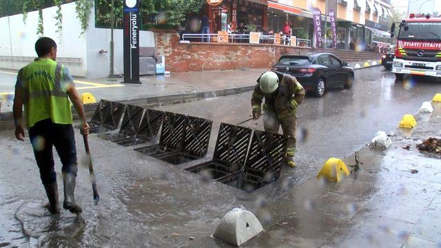 Feneryolu Marmaray İstasyonu alt geçidini su bastı, araçlar mahsur kaldı