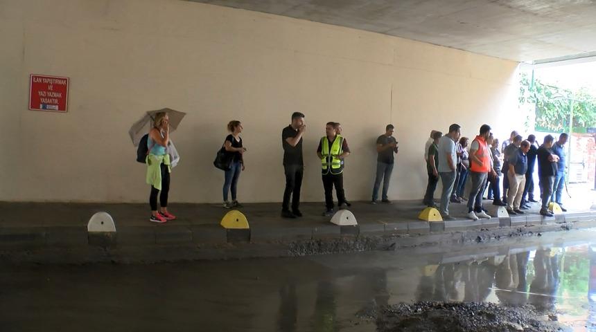 Feneryolu Marmaray İstasyonu alt ge&ccedil;idini su bastı, ara&ccedil;lar mahsur kaldı