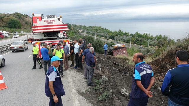 Virajı alamayan TIR yeşillik alana uçtu: 1 yaralı