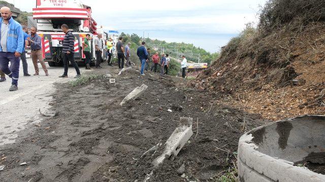 Virajı alamayan TIR yeşillik alana uçtu: 1 yaralı