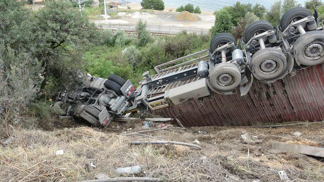 Virajı alamayan TIR yeşillik alana uçtu: 1 yaralı