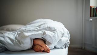 Huzursuz bacak sendromu nedir? Huzursuz bacak sendromu neden olur? Huzursuz bacak sendromu belirtisi nelerdir? Huzursuz bacak sendromu tedavisi nasıl olur?