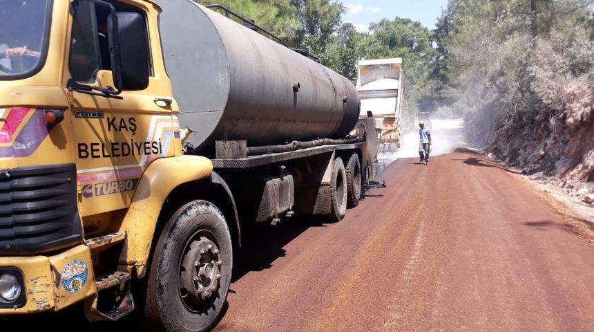 Kaş Belediyesi mahalle yollarını asfaltlıyor