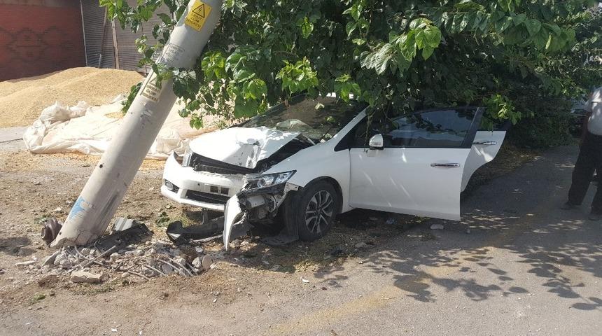 Otomobil, elektrik direğine çarptı: 1 yaralı
