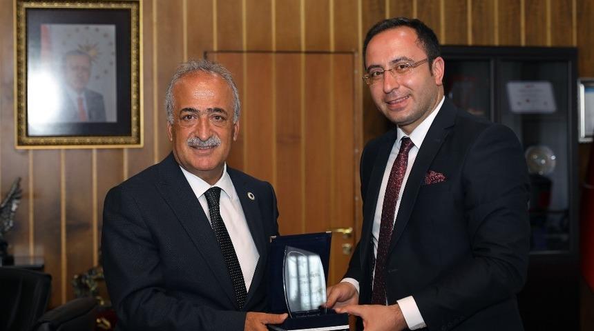 Rektör Çomaklı, Ulusal Palandöken basın ödülüne layık görüldü