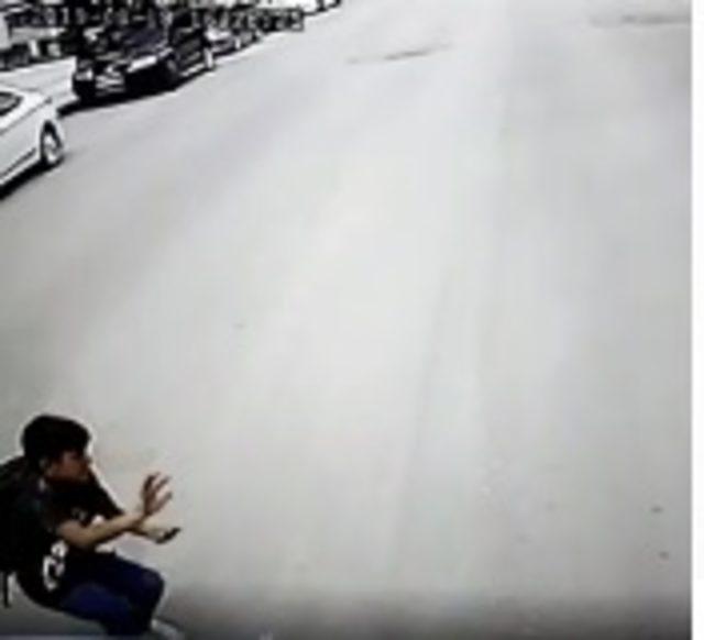 Yiğit Emir in &ouml;ld&uuml;ğ&uuml; kaza anı kamerada 2