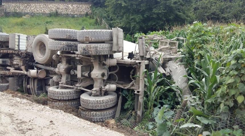 Ordu&rsquo;da beton yol yapımında &ccedil;alışan mikser yan yattı