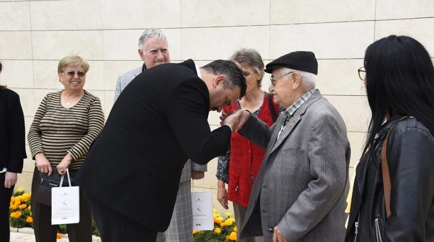 Huzurevi sakinlerinden Rekt&ouml;r &Ccedil;omaklı&rsquo;ya ziyaret