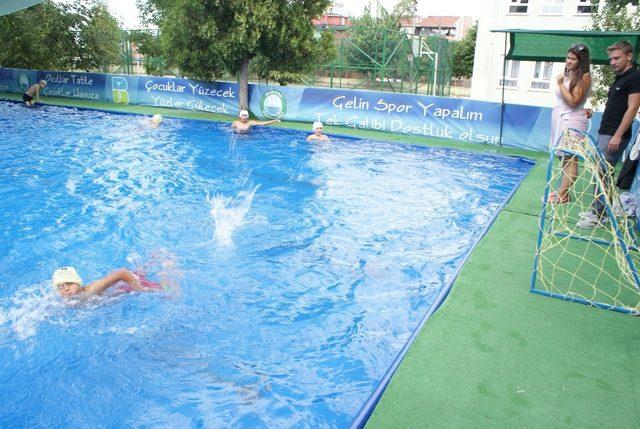 Manyas’ta çocuklara yüzme kursu verildi