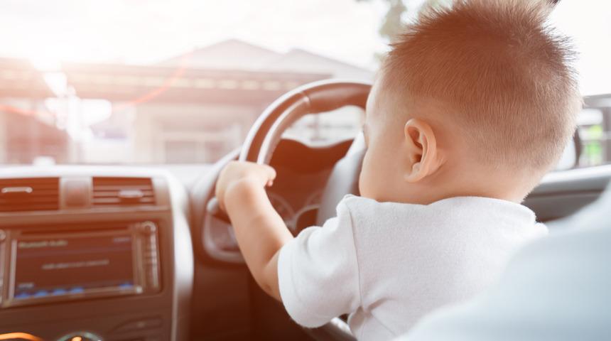 8 yaşındaki çocuk otoyolda 140 kilometre hız yaptı